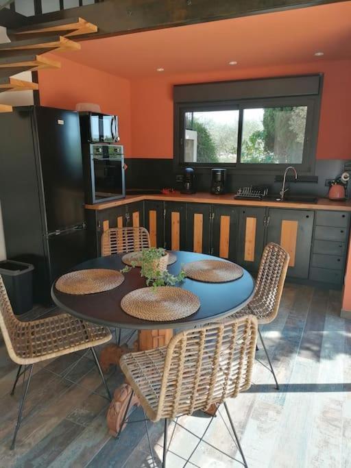 Gite Cosy Au Coeur Du Luberon Lagnes Exterior foto